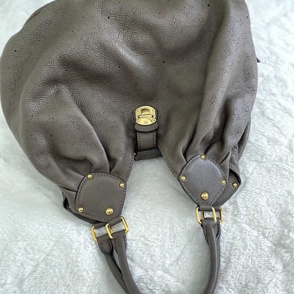 Louis Vuitton XL Mahina in Elephant - Picture 2 of 12